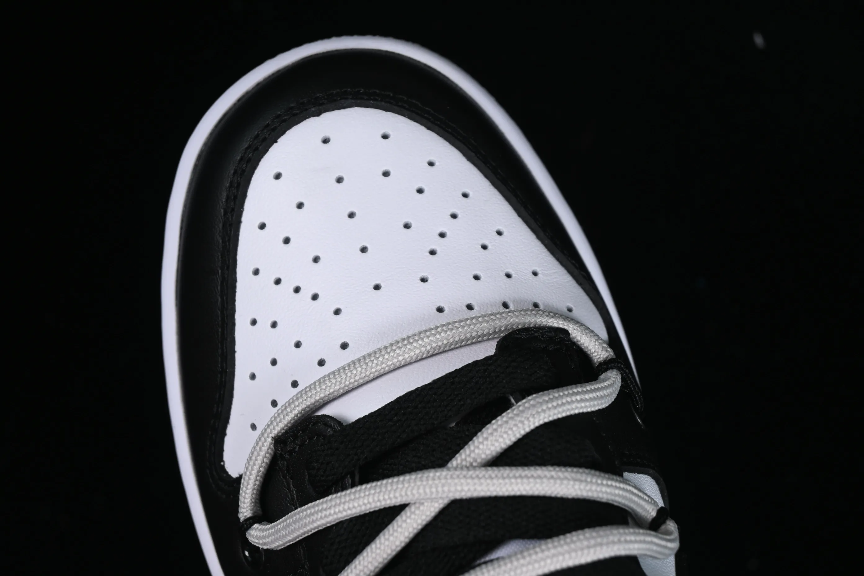 All Categories Nk SB Dunk Series Nk SB Dunk Low Low-top sneakers Nk Dunk Low Leather letters High street deconstruction Black and gray SB strap low-top casual sneakers DV0831-101